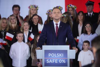 Francuski dziennik krytykuje Nawrockiego. Poszło o SAFE