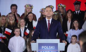 Francuski dziennik krytykuje Nawrockiego. Poszło o SAFE