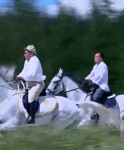 Kim Dzong Un na koniu na tle zachodu Słońca. Powstał dokument o przywódcy