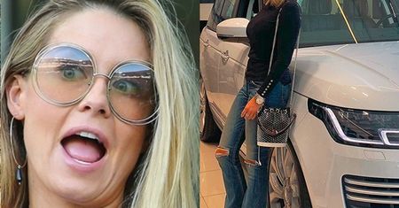 Małgorzata Rozenek pozuje z luksusowym samochodem. "Kiedy mąż daje ci kartę kredytową i mówi: Kup sobie coś fajnego"