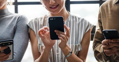 "Rz": Polacy kupują coraz droższe smartfony, bo mają więcej w kieszeni