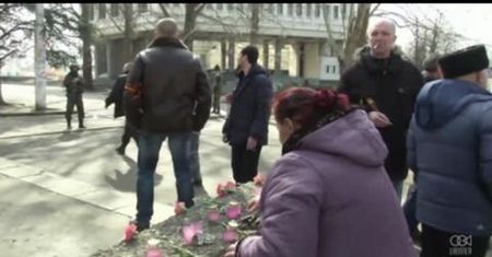 Niezidentyfikowani żołnierze pilnują budynków krymskiego parlamentu