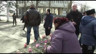 Niezidentyfikowani żołnierze pilnują budynków krymskiego parlamentu