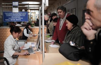 Kolejki do lekarzy miały topnieć. Na razie stopniały pieniądze