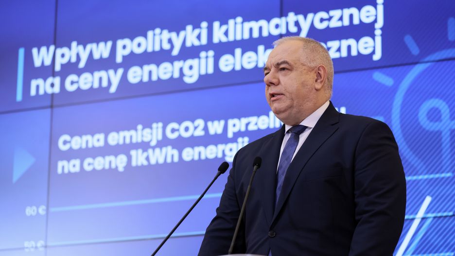 Warszawa, 25.11.2021. Wiceprezes Rady Ministrów, minister aktywów państwowych Jacek Sasin podczas konferencji prasowej w KPRM, 25 bm. (sko) PAP/Leszek Szymański