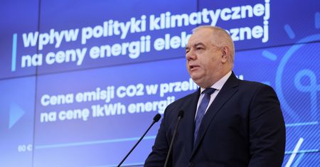 Afera mailowa. Jacek Sasin potwierdza wiadomość od premiera