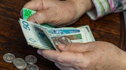 Coraz więcej stulatków otrzymuje świadczenie honorowe. ZUS podał dane