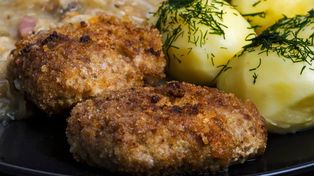 Wlewam pół szklanki do masy na mielone. Są pulchne, delikatne, ale skórkę mają chrupiącą
