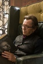 ''Motor City'': Gary Oldman odbija dziewczynę Dominicowi Cooperowi