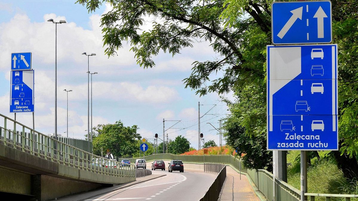 Znak D-56 zalecający jazdę na suwak