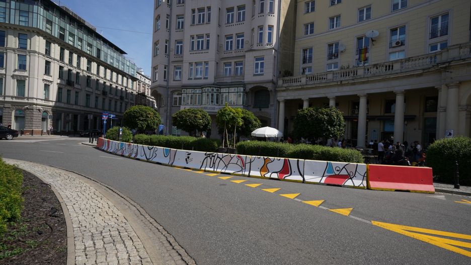 Warszawa. Betonowe bariery na pl. Zbawiciela zostały pomalowane
