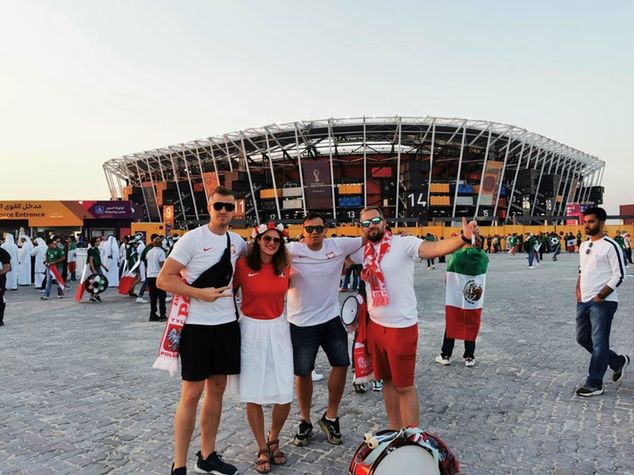 Mateusz (z prawej) z przyjaciółmi przed meczem z Meksykiem na 974 Stadium