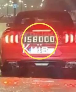 Po Kijowie krąży czerwony mustang. Jeden szczegół