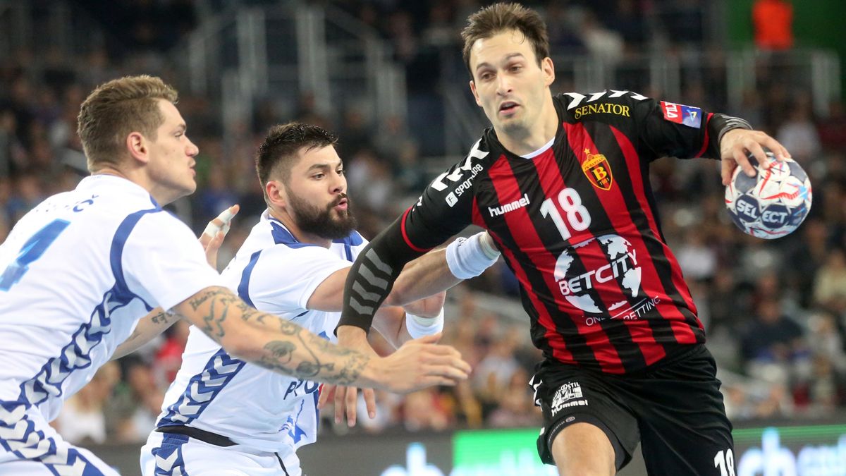 PAP/EPA / DANIEL KASAP / Igor Karacić (Vardar) w posiadaniu piłki