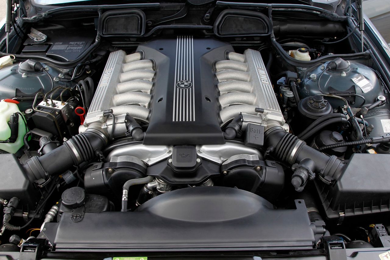 M73 engine under the hood BMW 7 Series E 38 (1995)