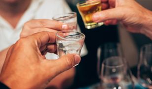 Pijana matka uwięziła córkę w tapczanie. W domu trwała libacja