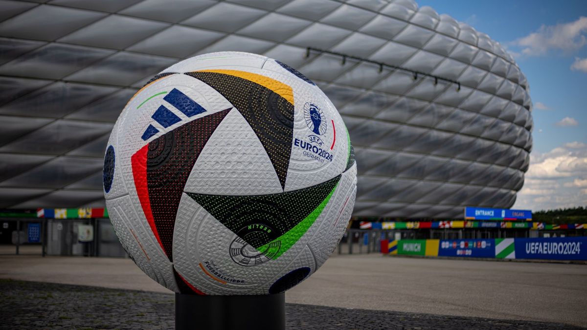 Zdjęcie okładkowe artykułu: PAP/EPA / EPA/MARTIN DIVISEK / Na zdjęciu: replika piłki Euro 2024 na tle Allianz Areny w Monachium