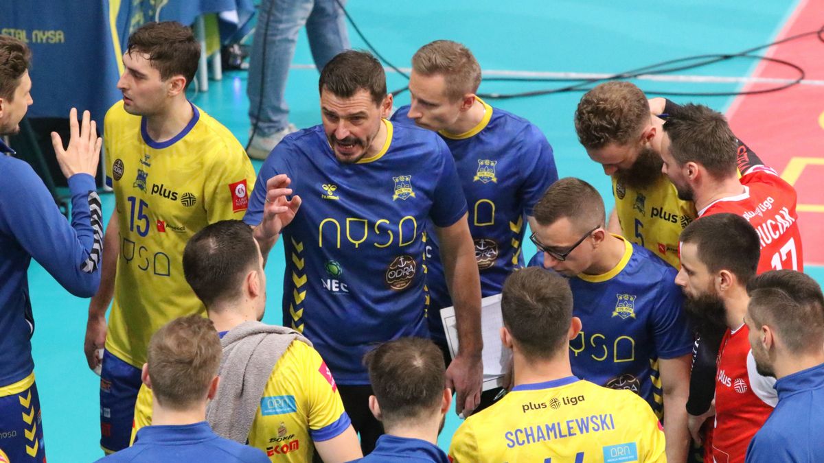 PAP / Krzysztof Świderski / Na zdjęciu: drużyna Stali Nysa. W środku: trener Daniel Pliński