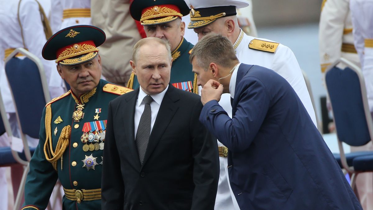 Władimir Putin i rosyjski minister obrony Siergiej Szojgu (z lewej) podczas obchodów Dnia Floty w niedzielę 31 lipca 2022 roku. Putin podpisał tego dnia nową doktrynę morską