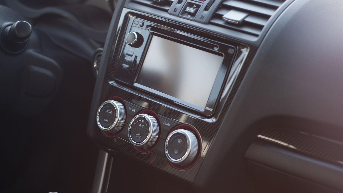 Radio z obsługą multimediów można zamontować nawet w starszym aucie