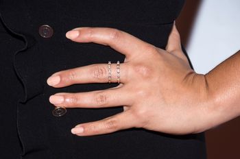 Pożegnaj smutny beż. Tego lata króluje butterfly nails