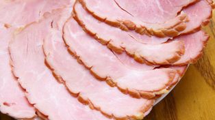 Takiej wędliny nie kupuj pod żadnym pozorem. W składzie sama chemia, sól i zmielone odpadki