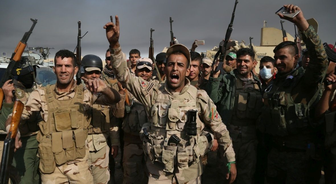 19 października 2016 roku. Iraccy żołnierze przesuwający się w stronę Mosulu. Operację mającą na celu wyzwolenie miasta rozpoczęto trzy dni wcześniej 