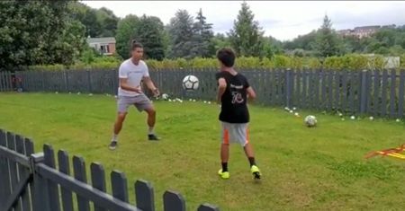Co za technika Ronaldo juniora. Cristiano rośnie godny następca