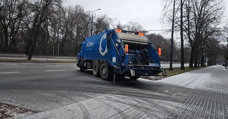 Nagły zwrot w przetargu na odbiór odpadów. Warunki zamówienia i budżet miasta bez zmian, a KOMA obniża oferty o ponad 15 mln zł