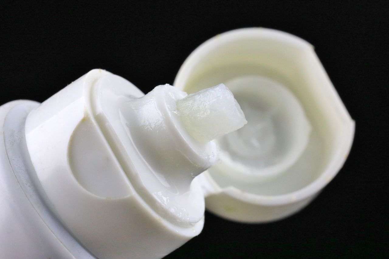 Jak maść z witaminą F działa na skórę?