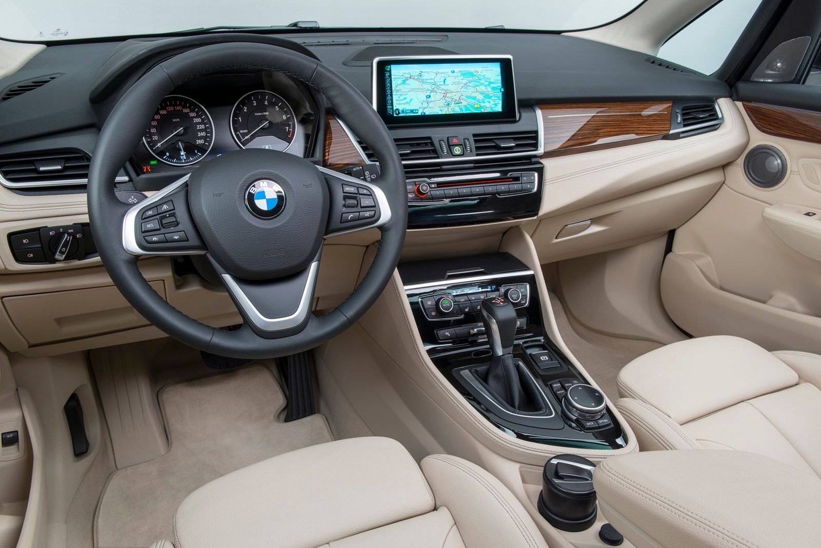 BMW przedstawiło 290 zdjęć z serią 2 Active Tourer [galeria] 52