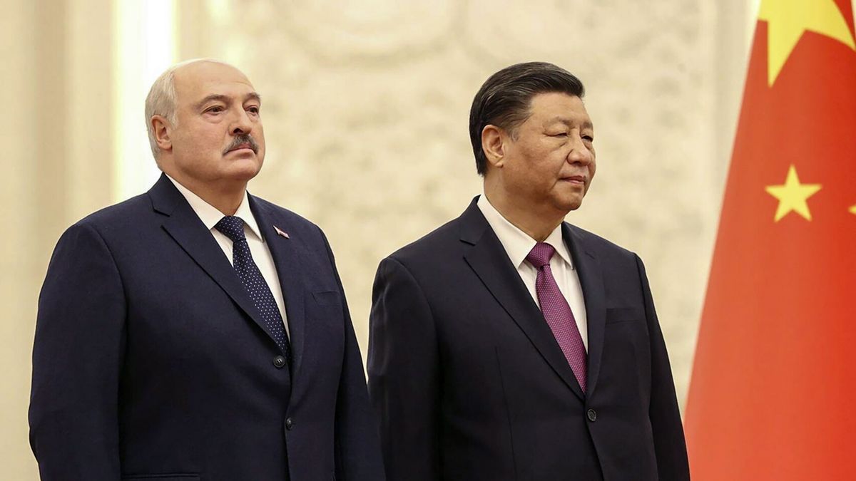 A handout photo made available by the Belarusian President Press service shows Belarusian President Aleksandr Lukashenko (L) and Chinese President Xi Jinping (R) attend a welcoming ceremony in Beijing, China, 01 March 2023. Lukashenko is on a state visit to China. EPA/BELARUS PRESIDENT PRESS SERVICE / HANDOUT HANDOUT EDITORIAL USE ONLY/NO SALES Dostawca: PAP/EPA.