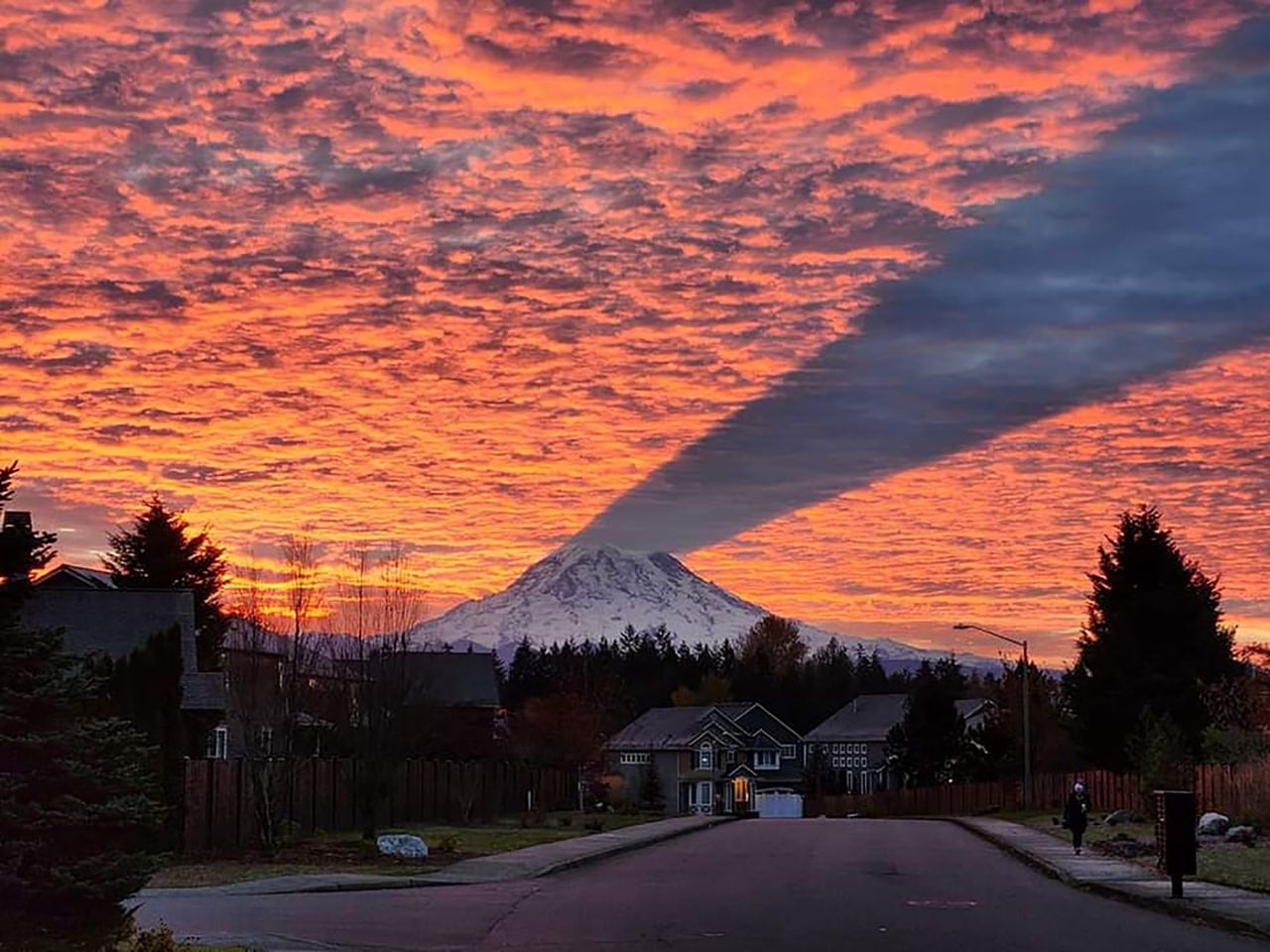 Cień przeciał niebo nad Mount Rainier.