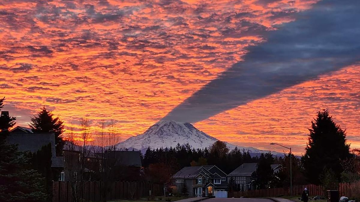 Cień przeciał niebo nad Mount Rainier.