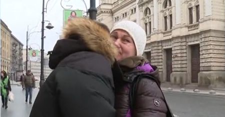 Wzruszający moment w telewizji na żywo. Mieszkanka Lwowa dziękuje Polakom
