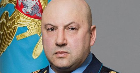 Kazał rozjechać demonstrantów. Teraz Kreml wzywa go na ratunek