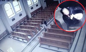 On stał na "czatach". Ona weszła do kościoła. Finał skandalu