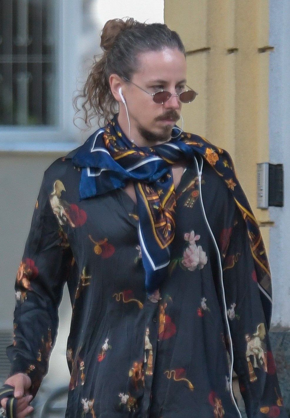 Michał Szpak przemierza stolicę w barokowej piżamie 