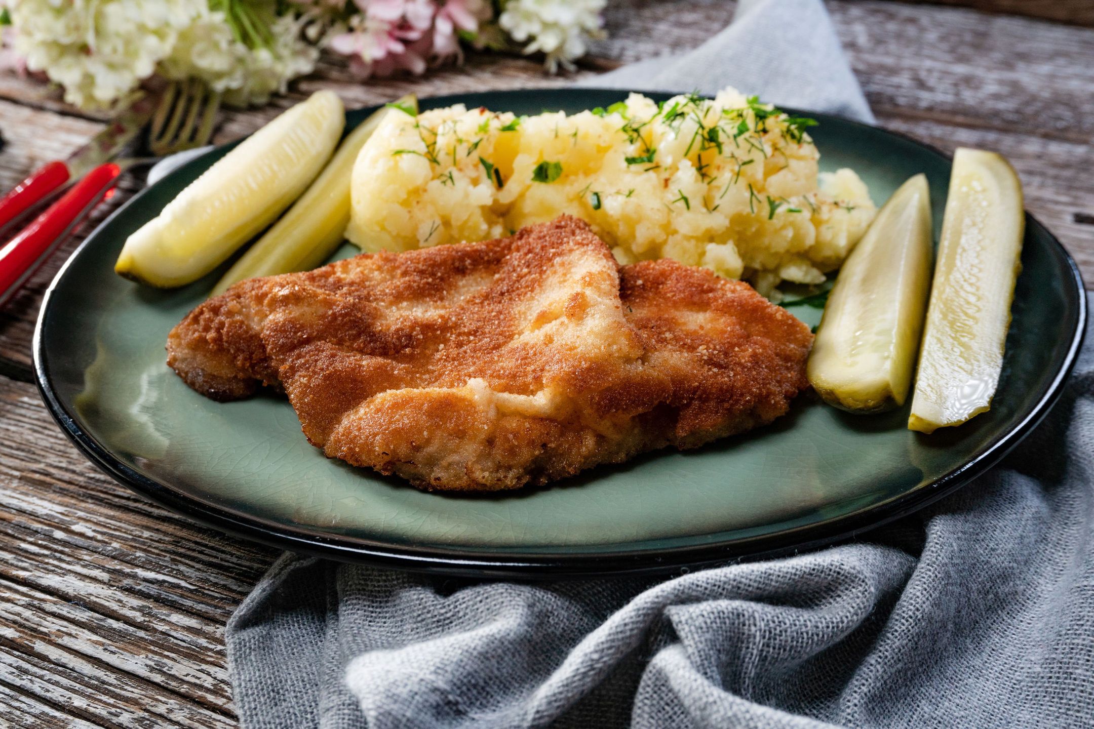 Kotlet schabowy z ziemniakami i ogórkiem kiszonym