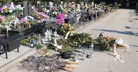 Urządzili libację na cmentarzu i zdewastowali grób