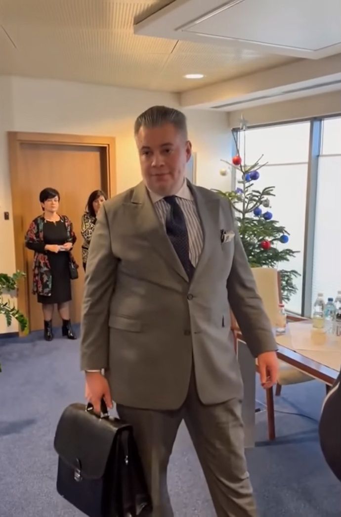 Piotr Zemła w gmachu TVP