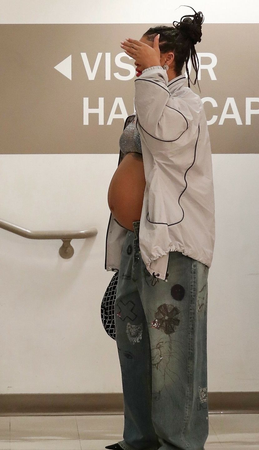 Ciężarna Rihanna zasłania twarz