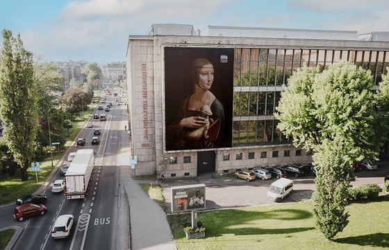 "Dama z gronostajem" bez naszyjnika. To akcja promocyjna serialu "Lupin" Netfliksa