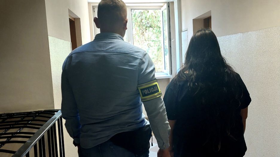 Funkcjonariusze zatrzymali nastolatki i przekazali je do Policyjnej Izby Dziecka