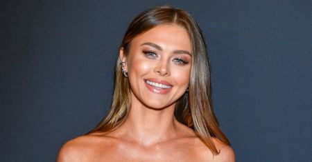Joanna Opozda pozdrawia z Bali i chwali się płaskim brzuchem, pozując w bikini u boku Vincenta