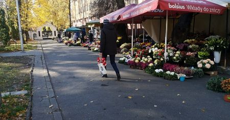 Wszystkich Świętych. Organizacja ruchu w rejonie cmentarzy, parkingi [INFORMATOR]