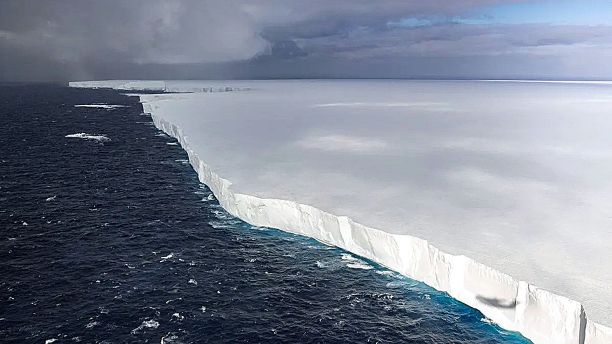 Największa góra lodowa A23a rozpada się na ciepłych wodach