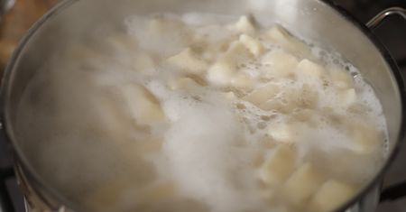 Wlewam do wody, w której gotują się kopytka. Wychodzą delikatnie i miękkie jak nigdy