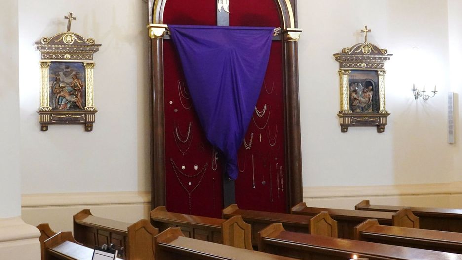 W czasie wielkiego postu krzyże w kościołach są zasłonięte