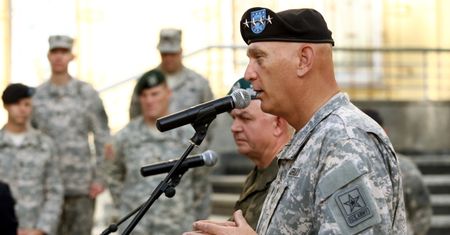Uroczyste powitanie dowódcy wojsk lądowych USA w Polsce